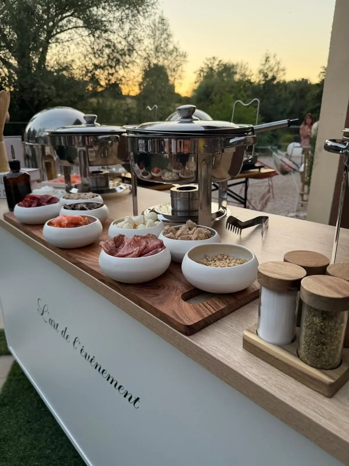 Buffet traiteur L'art de l'événement dressé en extérieur au coucher du soleil